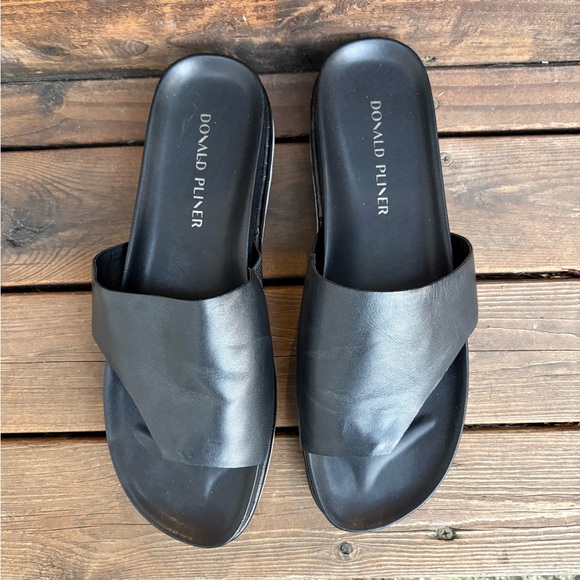 Donald Pliner Black Lylaa Calf Leather Thong Sandals sz 11 - Picture 1 of 5